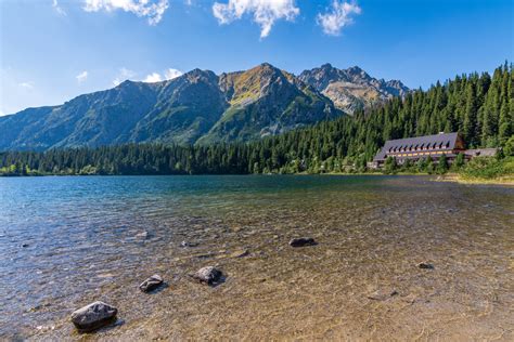 Výhľad na Popradské pleso s vrcholom Ostrva v pozadí