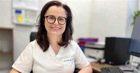 Lekárka vyšetrujúca pacienta s modrinami