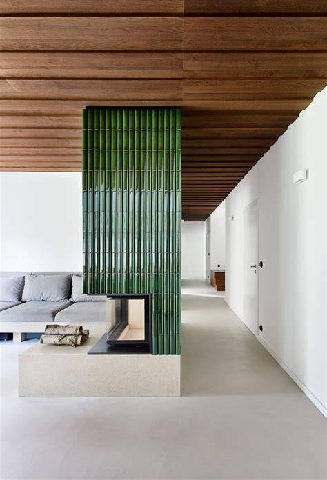Prírodné zosivenie dreva na terase (patina) v kombinácii s modernou architektúrou