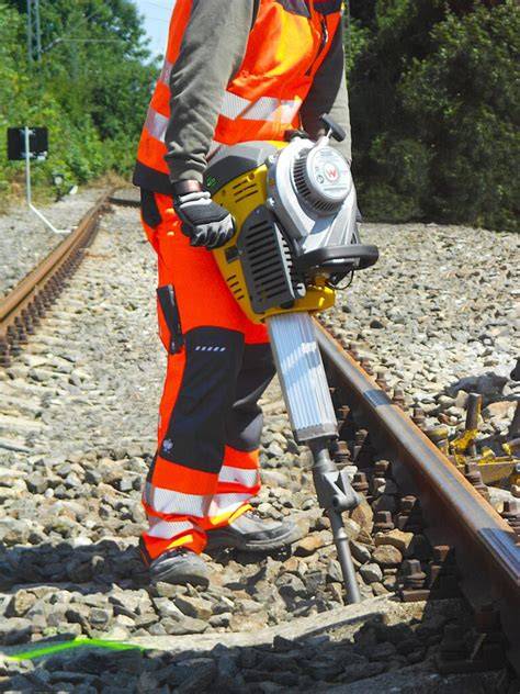 Búracie kladivo Wacker Neuson BH 55rw pri práci na železnici