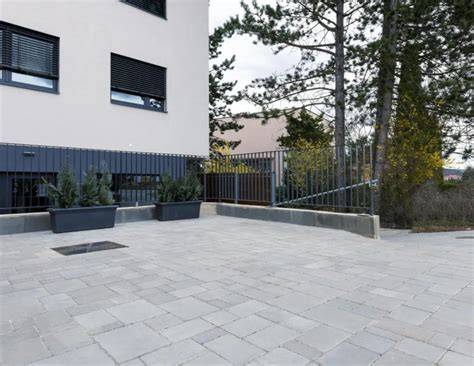 Moderný exteriér so zámkovou dlažbou a palisádami od Ditonu