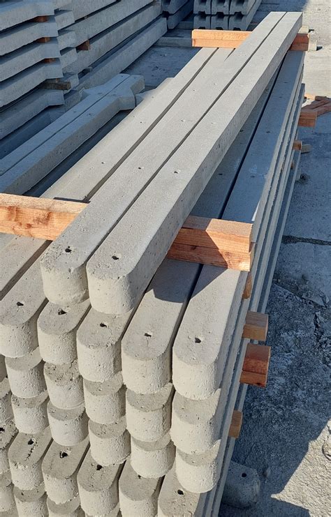 Betónové stĺpiky vo vinohrade