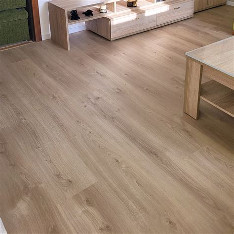Poškodená laminátová podlaha so škrabancami