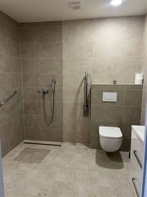 Ukážka interiéru kúpeľňového štúdia s obkladmi a sanitou