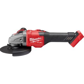 Uhlová brúska Milwaukee M18 CAG pri práci