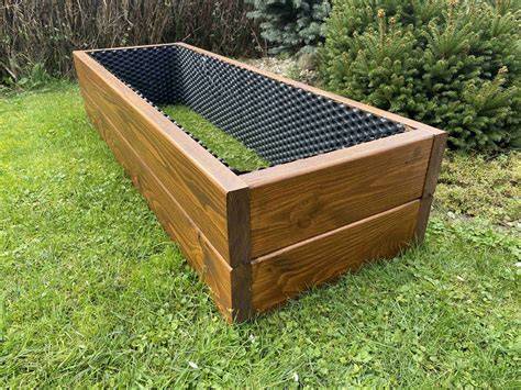 Vyvýšený záhon a palisáda v imitácii dreva