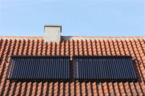 Solárne kolektory na streche rodinného domu pre ohrev vody