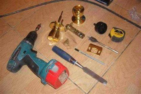 náradie potrebné na renováciu dverí