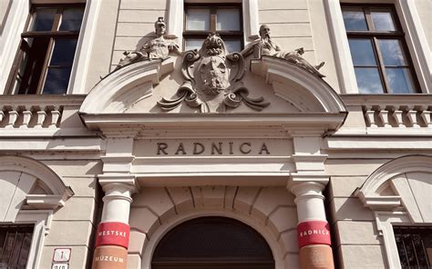 historická budova pred a po rekonštrukcii