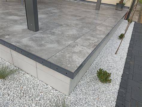 Detail protišmykovej terasovej dlažby