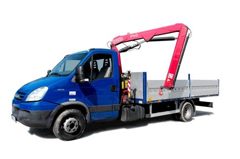 nákladné auto s hydraulickou rukou pri vykládke materiálu