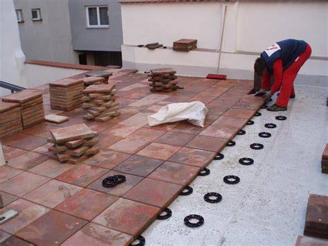 Pokládka dlažby na terče na terase