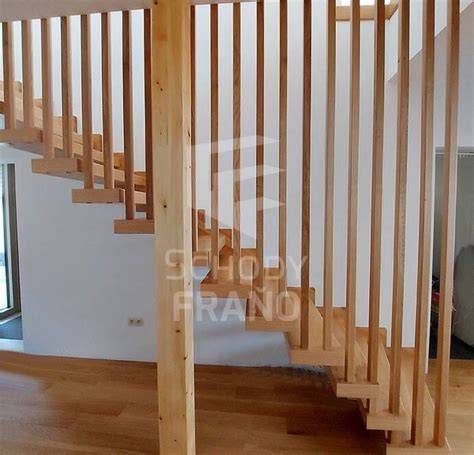 Dubové schodisko v hospodárskej budove, slúžiace ako vyhliadka