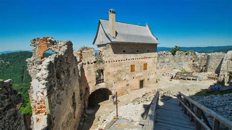 Románska kaplnka hradu Uhrovec pred obnovou
