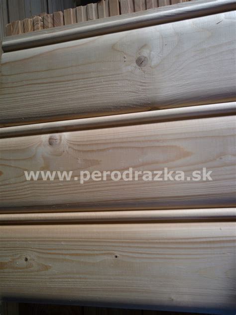 Detailný záber na profilovanie dreveného obkladu s pevnou dušou