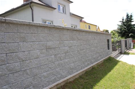 Moderný betónový plot z debniacich tvárnic