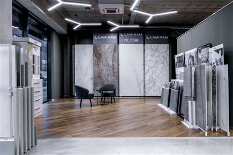 Interiér showroomu stavebnín s ukážkami dlažby a obkladov