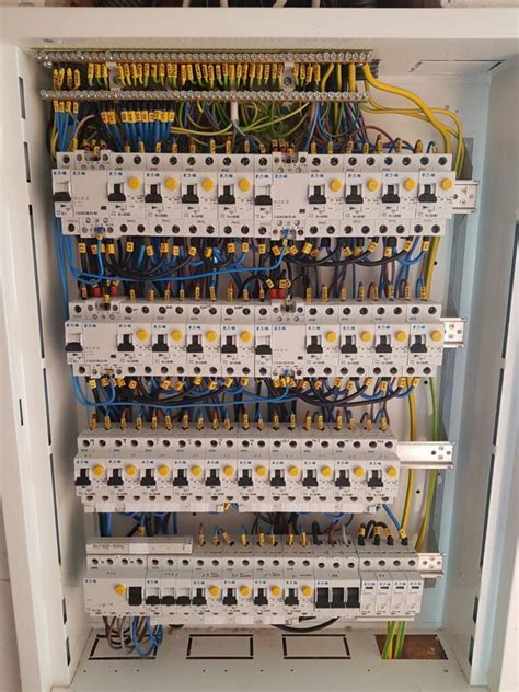 Náčrt elektrického rozvádzača s ističmi