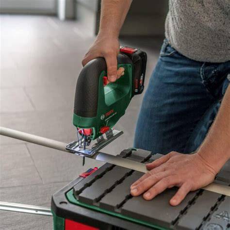 Infografika výhod a nevýhod Bosch PST 700 E Compact