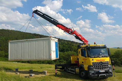 Big bag s kamenivom vyložený hydraulickou rukou