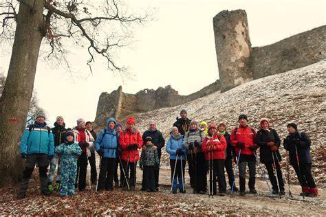 Dobrovoľníci pri práci na obnove Šarišského hradu