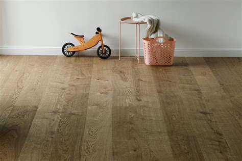 Kolekcia laminátových a drevených podláh v predajni