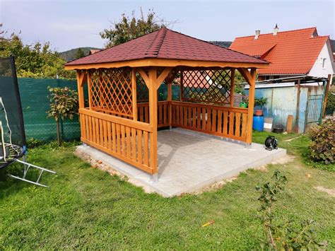 Drevený altánok s obkladom