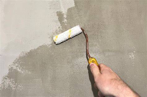 Detail aplikácie penetračného náteru valčekom