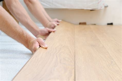 Ilustrácia bežných poškodení laminátovej podlahy