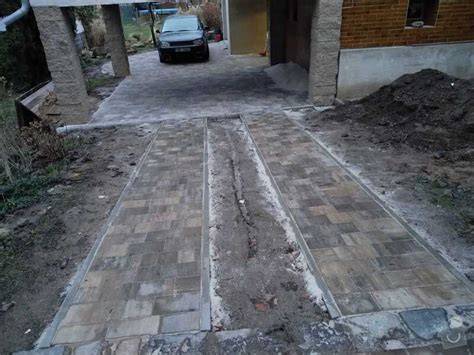 Zámková dlažba a nová zeleň v okolí domu smútku