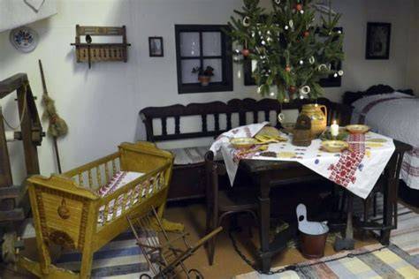 Vianočný veniec visiaci zo stropu nad jedálenským stolom