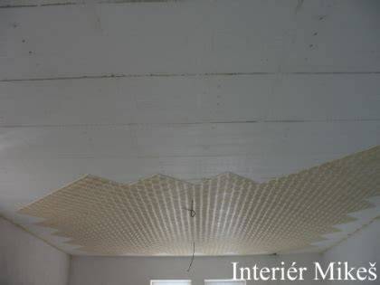 Ukážka lepených stropných kaziet s detailom rohových líšt