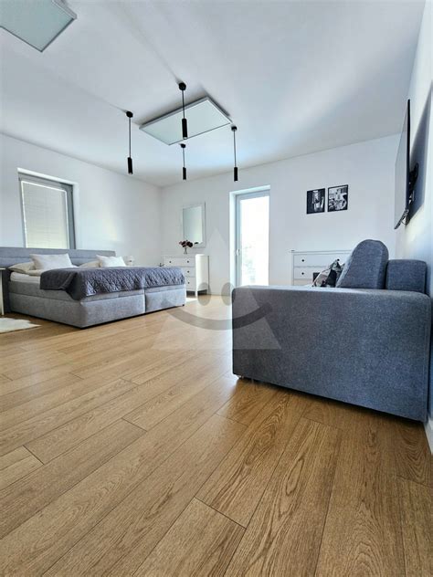 Moderný loft v zrekonštruovanej sýpke Adamovské Kochanovce
