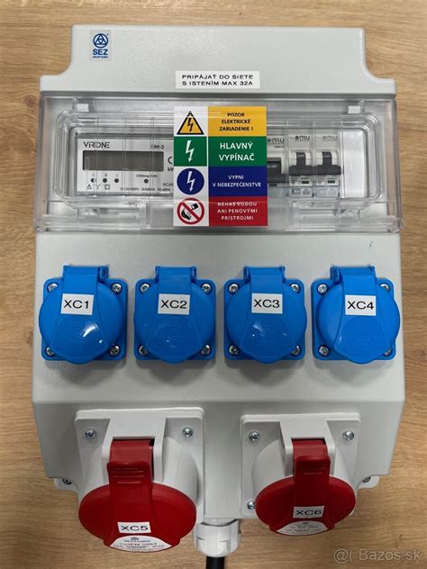 Stavebný rozvádzač s rôznymi typmi zásuviek a elektromerom