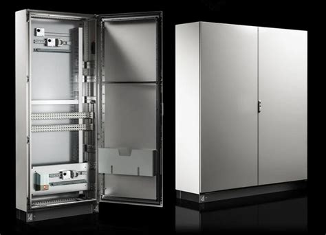 Vnútorné usporiadanie elektromerového rozvádzača s DIN lištou a svorkami