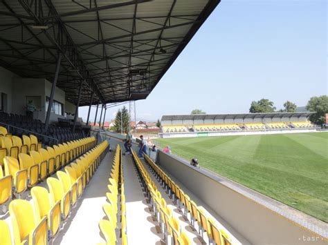 Pohľad na zrekonštruovaný futbalový štadión v Žiari nad Hronom