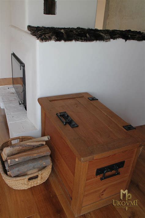 Detail ozdobných pántov na drevenej truhlici