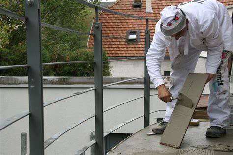 Ukladanie spádových klinov z polystyrénu na balkón