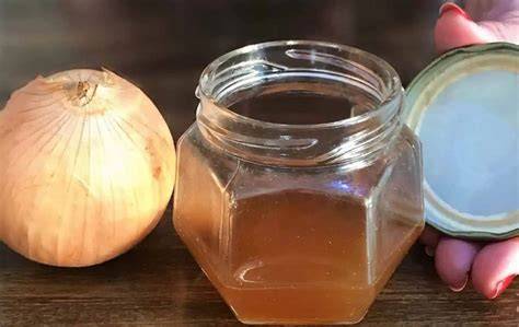 Domáci cibuľový sirup v pohári