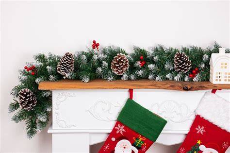 Detail vianočnej girlandy MagicHome s šiškami a bobuľkami