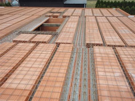 Proces betonáže Miako stropu s kari sieťou a podperami