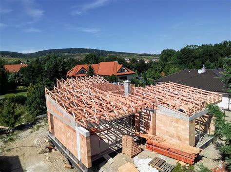 Rôzne vizuálne typy drevených stropných konštrukcií v interiéri