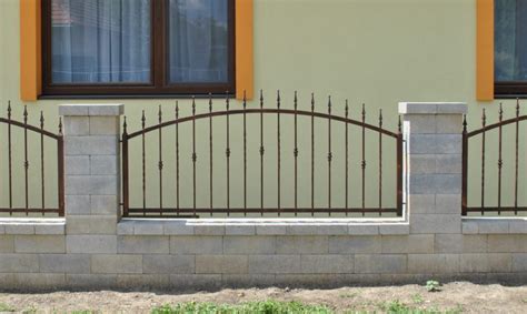 Skladba betónového plota s tvárnicami