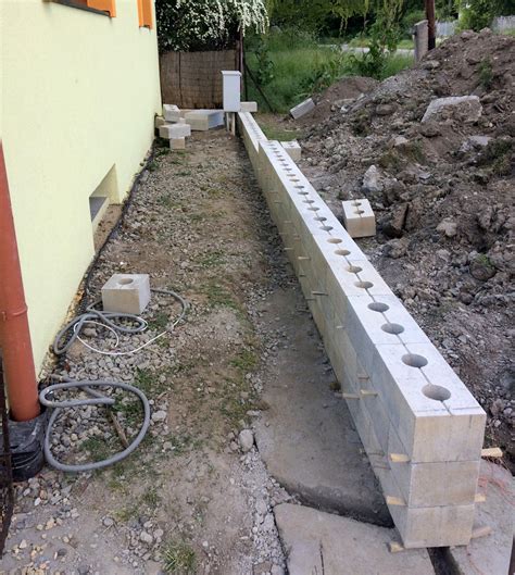 Kontrola rovnosti steny pomocou vodováhy