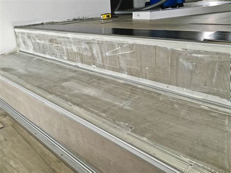Nanesené lepidlo pre nalepenie vinylu na vyspravené schodiskové stupne a podstupnice