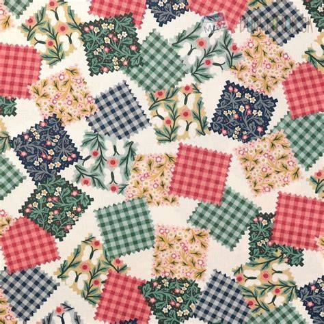 Detail bielych keramických retro obkladov s patchworkovým vzorom