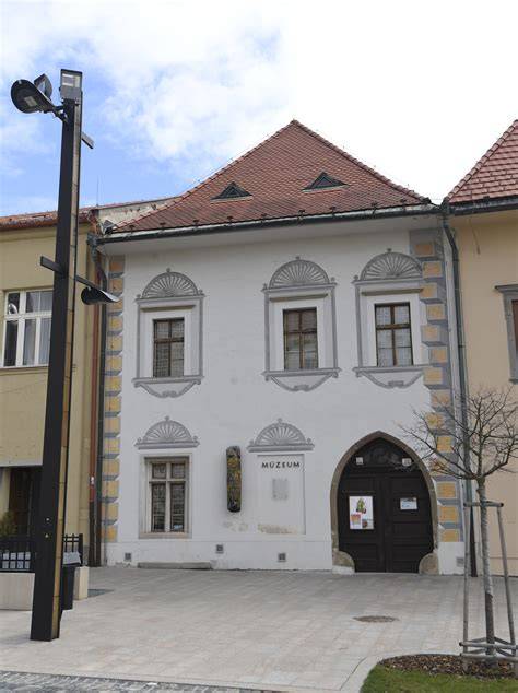 Prvky drobnej architektúry na námestí v Levoči