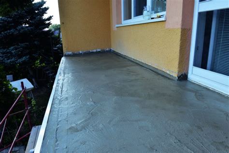 Nanášanie hydroizolačnej stierky na balkón