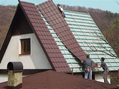 Odstránenie starej strešnej krytiny a latovania
