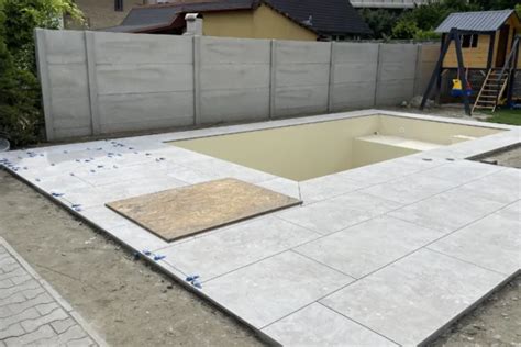 Ukážka protišmykovej dlažby s drážkami